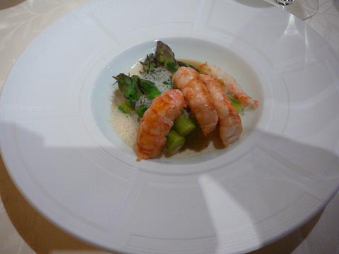 Asperges vertes, langoustines snackées, bouillon beurré