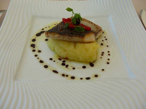 Filet de bar poêlé, pommes purées à l'huile d'olive