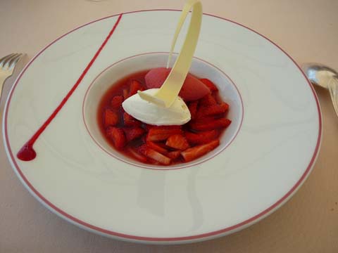 Nage de fraises au gingembre et crème mascarpone 