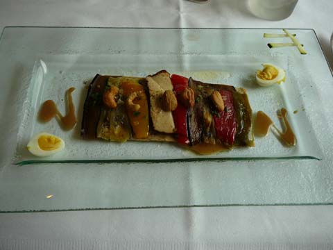 Alternance de légumes et chèvre d'Indevillers bio, tofu fumé et noix de cajou Alternance de légumes et chèvre d'Indevillers bio, tofu fumé et noix de cajou