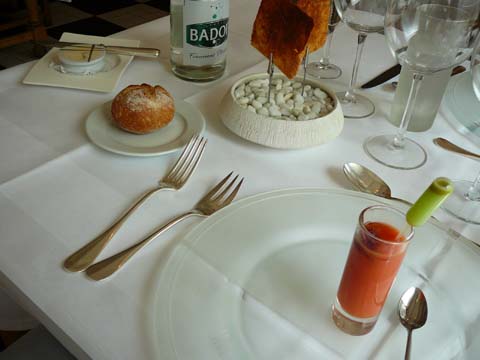 Gaspacho de tomates grappes, bricelet au comté, herbes du jardin