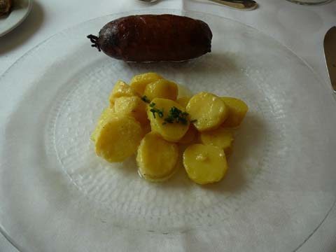 Saucisse de Morteau grillée au genévrier, pommes de terre tièdes à l'échalote Saucisse de Morteau grillée au genévrier, pommes de terre tièdes à l'échalote