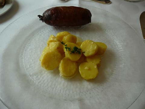 Saucisse de Morteau grillée au genévrier, pommes de terre tièdes à l'échalote 