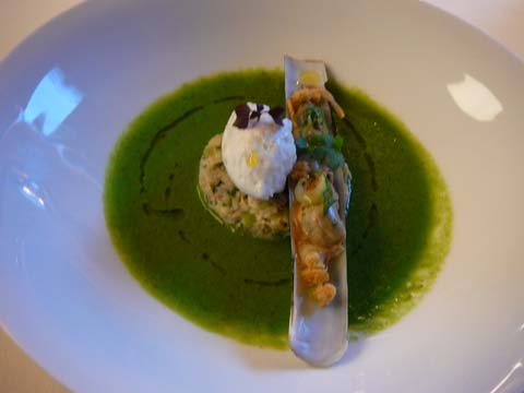 Tourteau aux herbes thaï, nage de concombre aux coquillages du moment et lait de coco