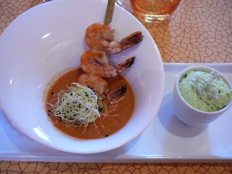 Gaspacho de tomates et gambas poêlées