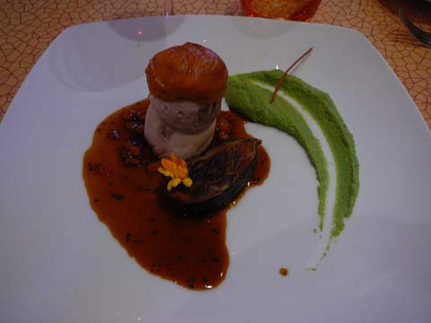 Canon de volaille fermière d'Alsace, abricot et origan, purée de petits pois Canon de volaille fermière d'Alsace, abricot et origan, purée de petits pois