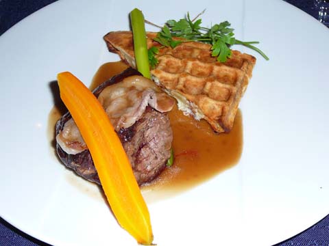 Le filet de bœuf de race Abondance cuit sur le foin en cocotte, gaufre péla et lard d'Arnad 