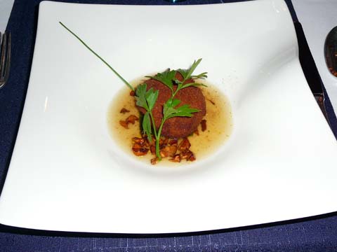 L'escargot de Magland de chez Jean Pomel et la girolle en coque crémeuse, pesto à l'ail des ours du Faucigny et bouillon