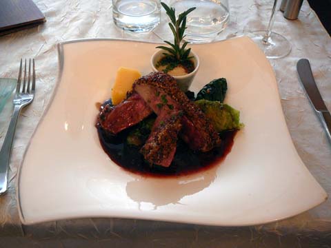 Filet de canard doré sans la peau en croûte de sésame, sauce miroir aux cinq parfums