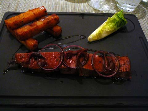 Tranche de boeuf finie à la plancha, grosses frites "maison" Tranche de boeuf finie à la plancha, grosses frites "maison"