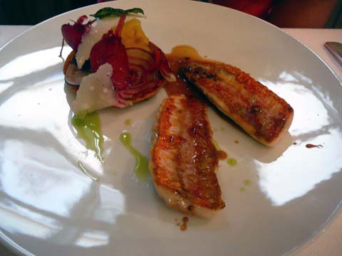 Filet de rouget grillé sur la peau, tartelette de légumes croquants, jus au basilic Filet de rouget grillé sur la peau, tartelette de légumes croquants, jus au basilic