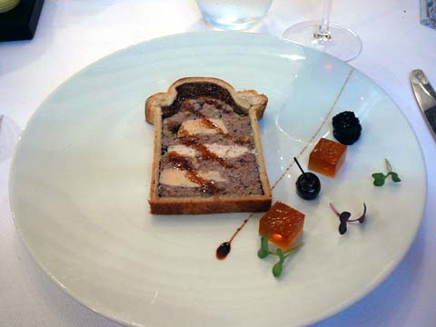 Pâté en croûte de volaille de Bresse et foie gras, confiture de cerises noires