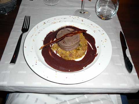 Tournedos de faux filet de Salers, embeurée de choux, réduction de vin rouge des côtes d'Auvergne