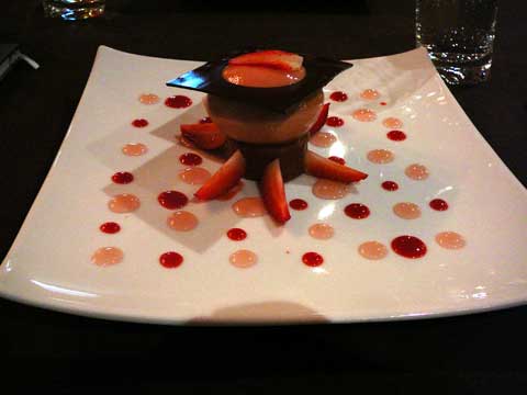 L’arrivée de la fraise et de la rhubarbe du printemps, mousse légère, jus coulant, socle crousti -moelleux de rhubarbe