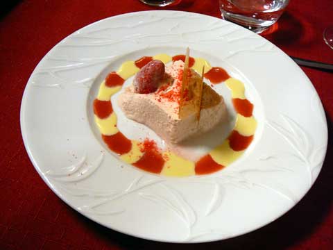 Bavarois de fraise, sauce au poivre Timut