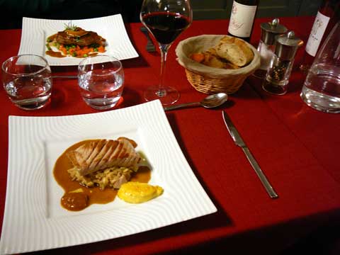 Ventrèche de thon cuite à la plancha, soupe de poisson au romarin, risotto * Quasi de veau, sauce au foie gras, petits pois et carottes