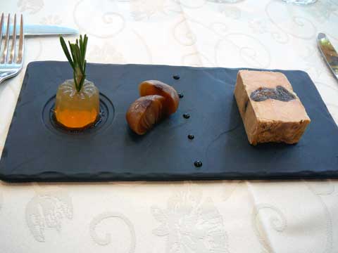 Lingot de canard du Sud-Ouest aux figues, cannelé de jus de pomme, oignon confit au vinaigre balsamique 