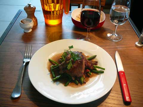 Onglet de veau grillé, jus au poivre du Sichuan, haricots verts, pleurotes aux lardons