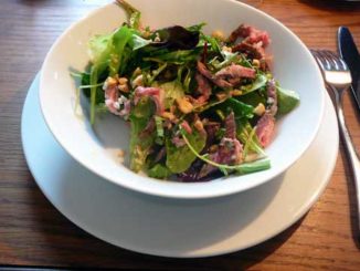 Salade de faux-filet de boeuf à l’huile de sésame et citronnelle