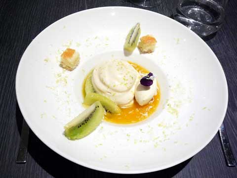 Nage de kiwi au kumbawa et passion, espuma banane, glace vanille