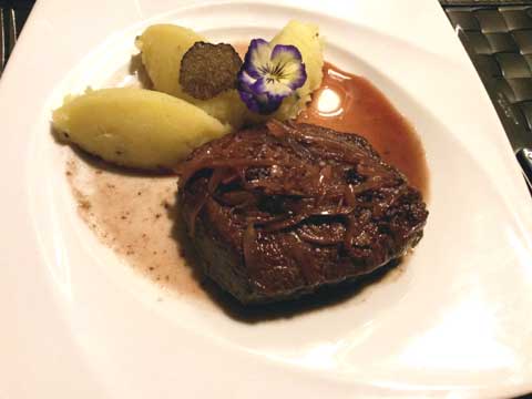 Filet de boeuf charolais, sauce échalottes et Pinot Noir, écrasé de pommes de terre à la truffe de bourgogne