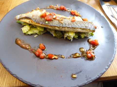 Filet de bar, fondue de poireaux, sauce vierge