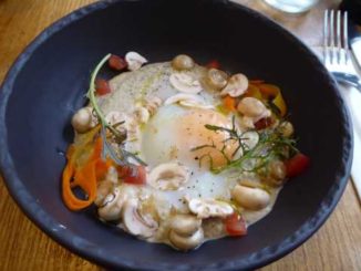 Oeuf parfait, crème de champignons, pickles de légumes