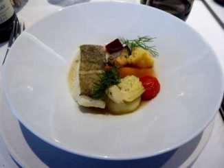 Dos de cabillaud poché au bouillon de volaille, légumes du marché