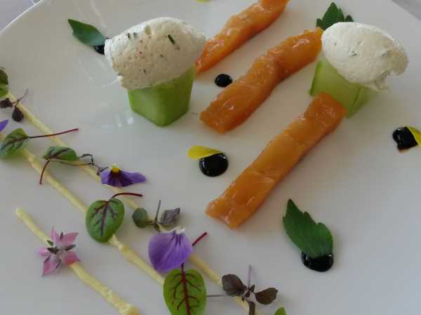 Filet de féra du lac Léman cuit à blanc au beurre de Savagnin, déclinaison de texture entre le petit-pois et le génépi