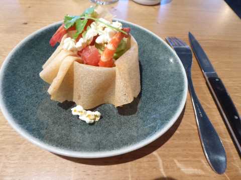 Brick guacamole aux crevettes / pamplemousse / maïs soufflé miel