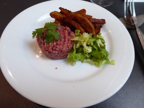 Tartare de boeuf préparé salade, frites maison