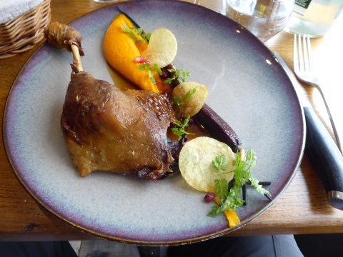 Cuisse de canard confit, mousseline de carotte, carottes multicolores rôties