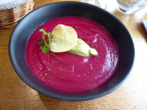 Gaspacho de betterave, crème d'avocat